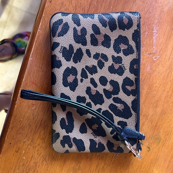 Cheetah coach wristlet - Picture 2 of 4